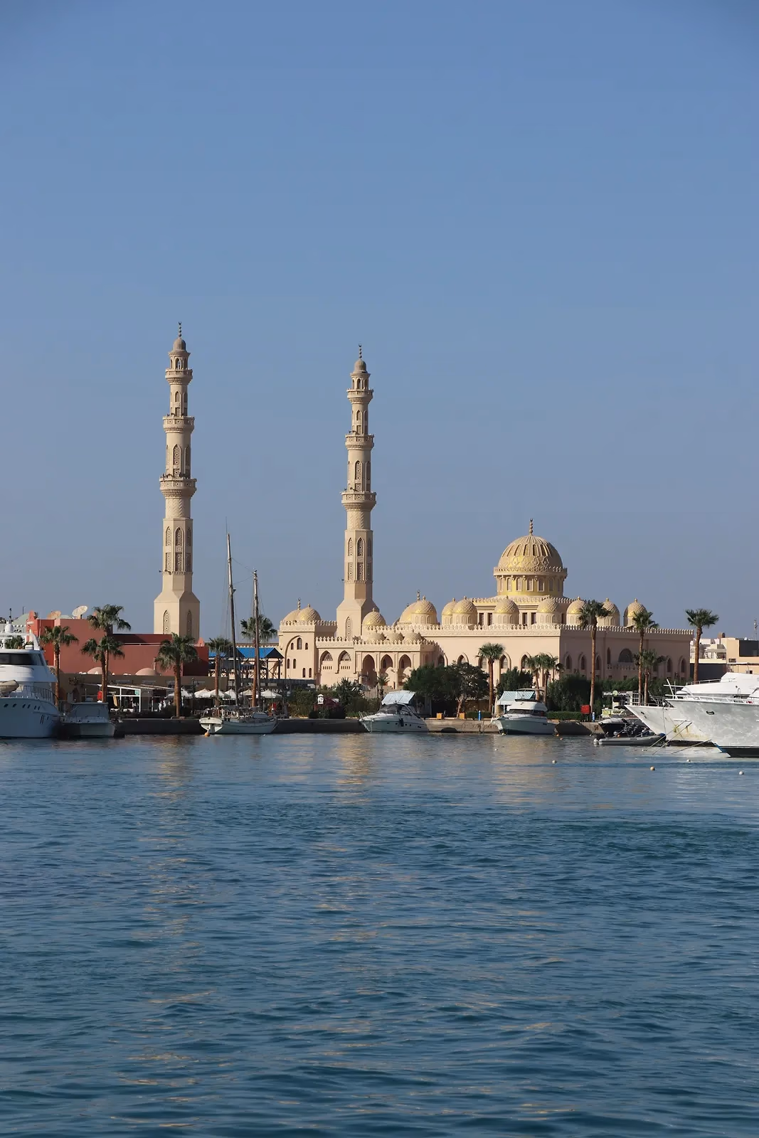 De El Mina-moskee met twee minaretten aan het water van de haven