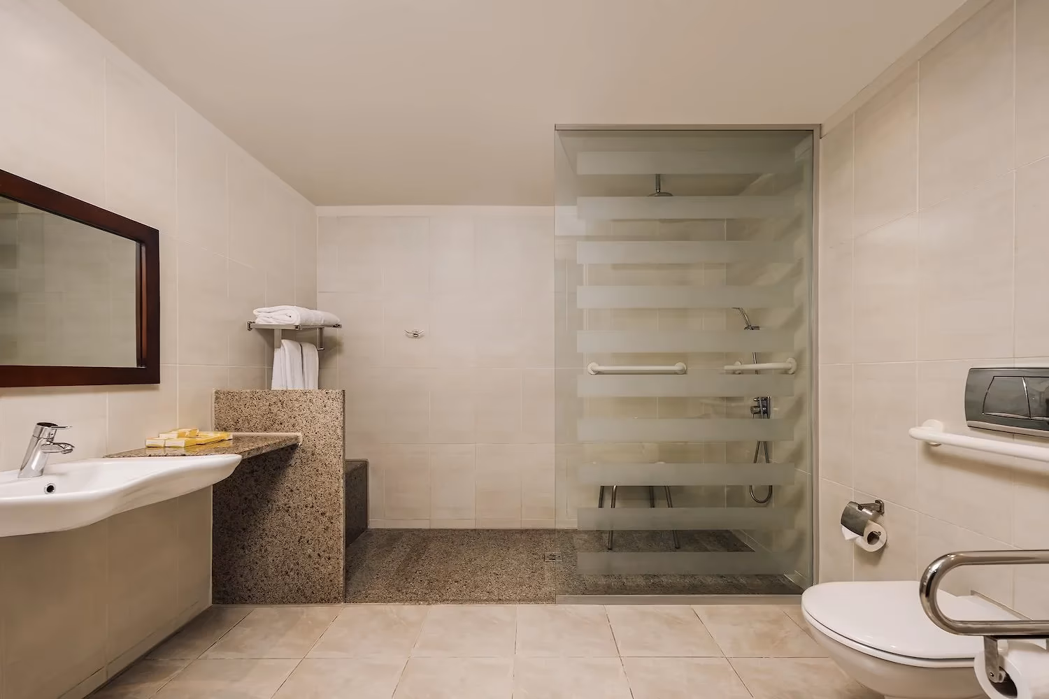 Aangepaste badkamer met drempelloze douche en steunbeugels in Hotel Sindbad Club in Hurghada