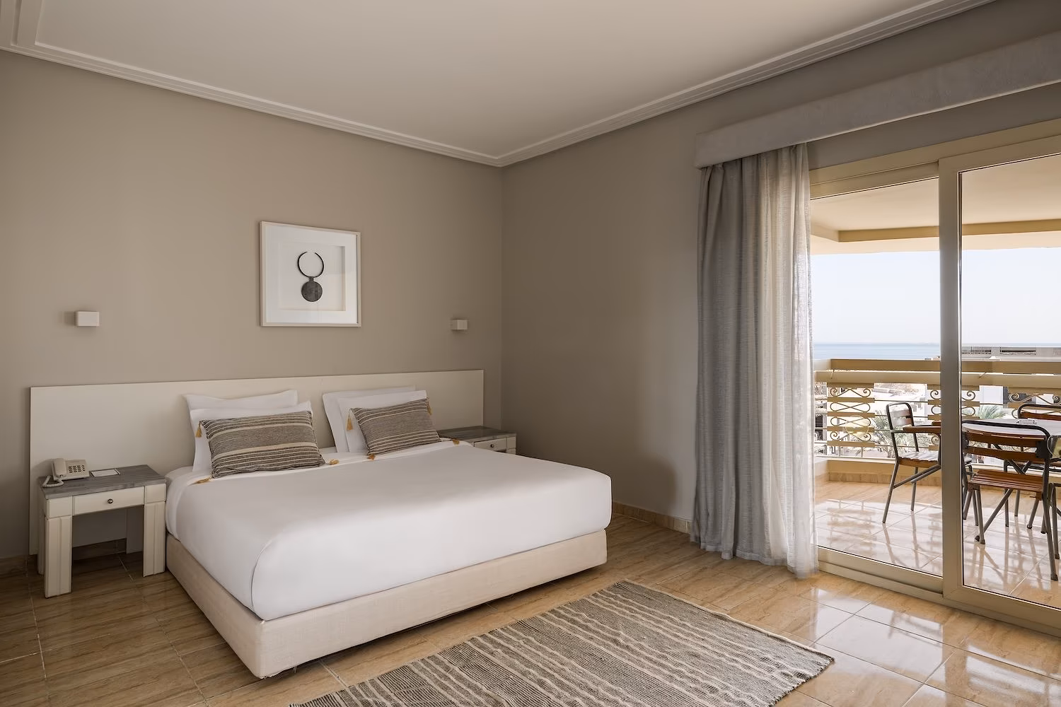 Slaapkamer van de Deluxe familiesuite met tweepersoonsbed en balkon in Hotel Sindbad Club in Hurghada