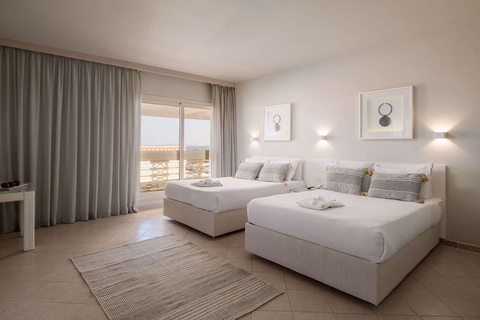 Tweede slaapkamer van de Deluxe familiesuite met twee tweepersoonsbedden in Hotel Sindbad Club in Hurghada