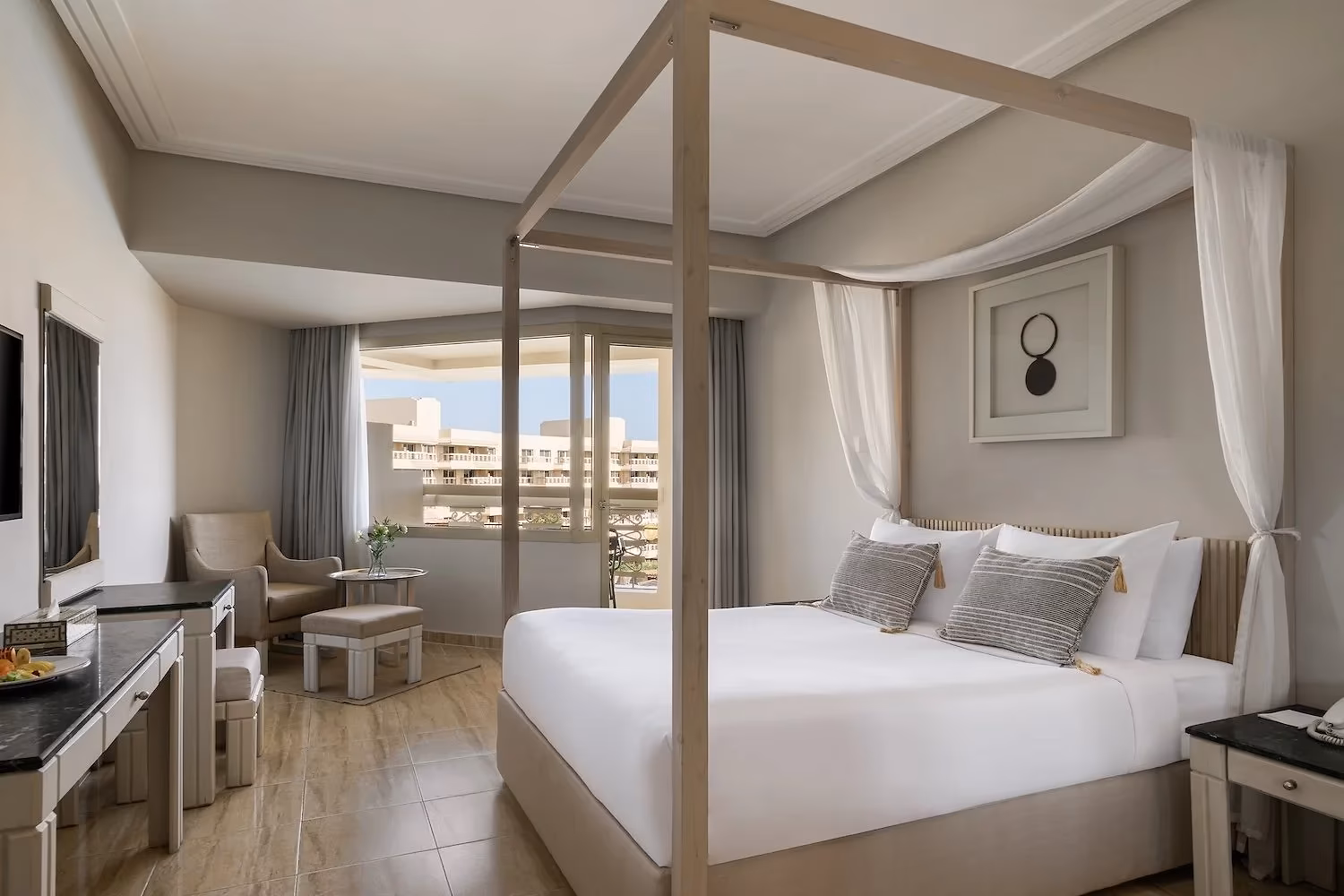 Deluxe kamer met hemelbed en balkon met uitzicht op het hotel in Hotel Sindbad Club in Hurghada