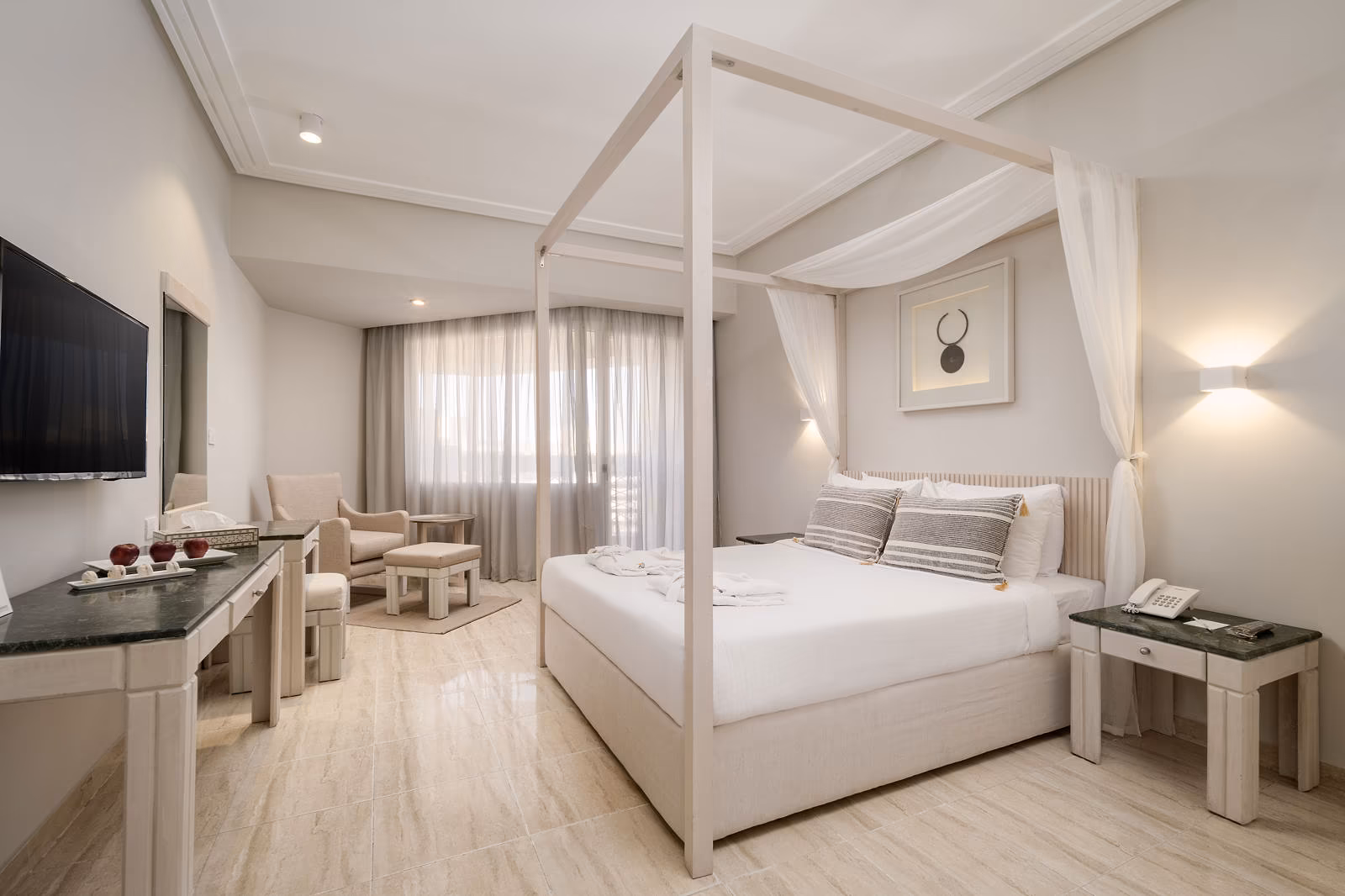 Deluxe kamer met hemelbed, zithoek en balkondeur in Hotel Sindbad Club in Hurghada