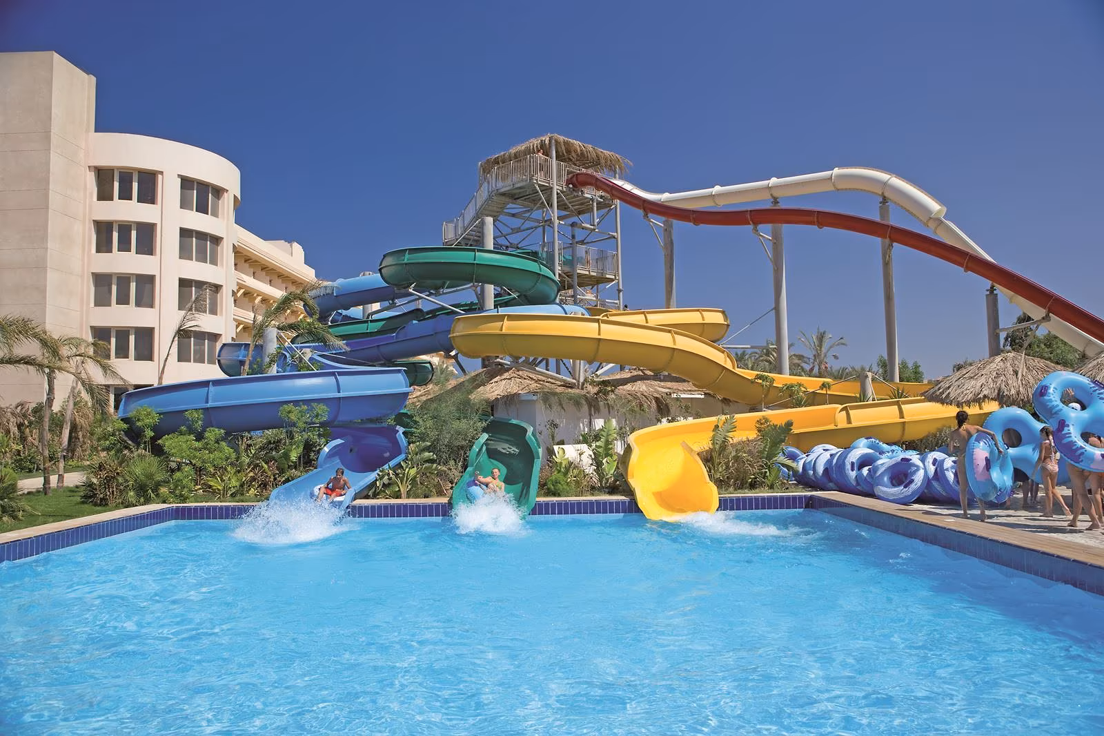 De glijbanen en het landingsbad van het aquapark bij Sindbad Club in Hurghada