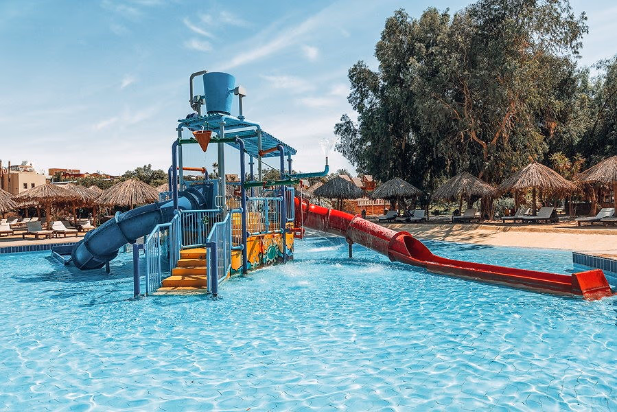 Kinderbad met speeltoren en kleine glijbanen bij Sindbad Club in Hurghada