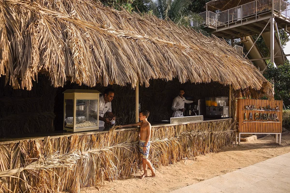 Strohut van bar La Cabana met popcornmachine en naambord bij Hotel Sindbad Club in Hurghada