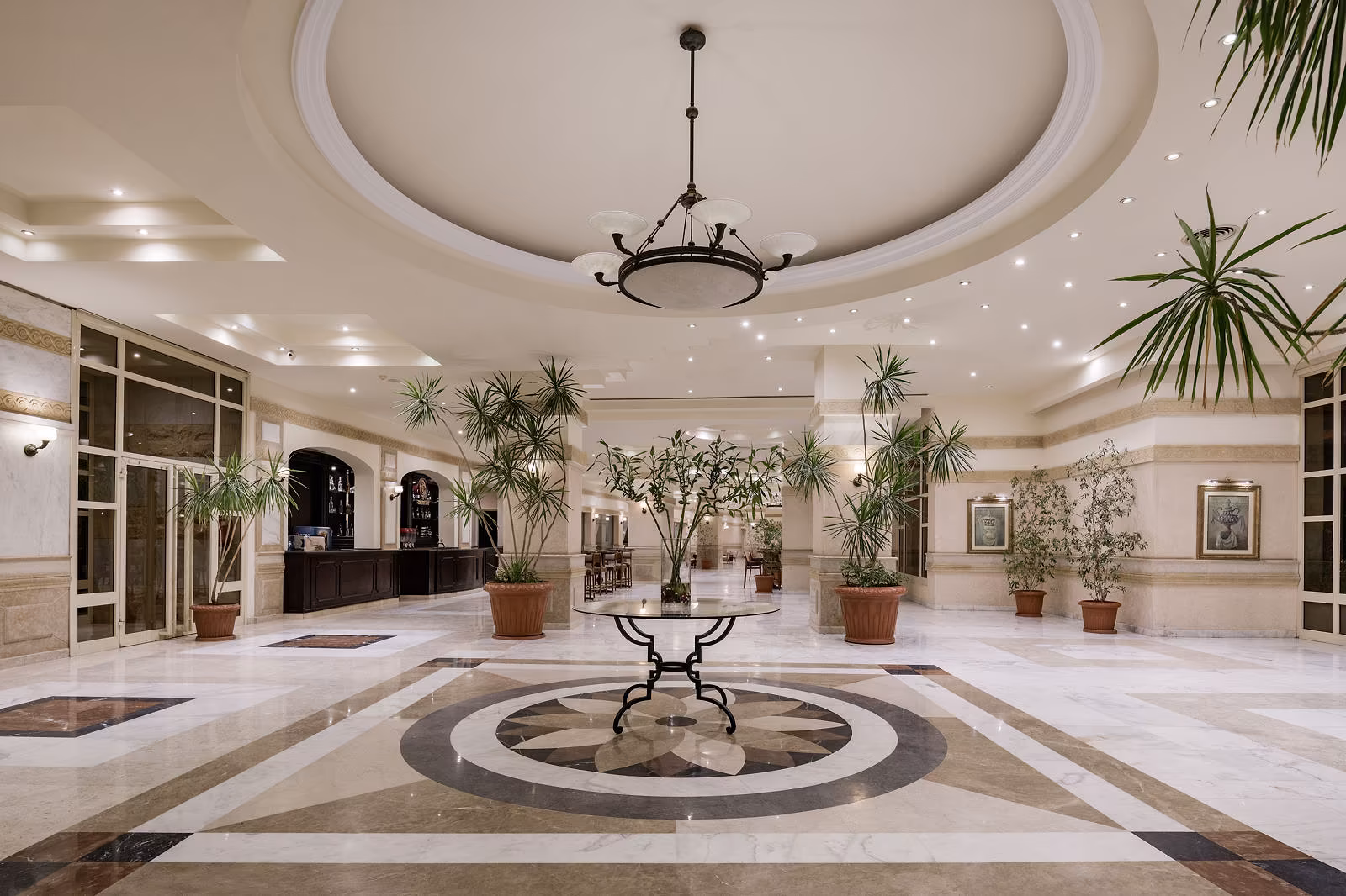 De lobby van Hotel Sindbad Club in Hurghada met rond koepelplafond, marmeren vloer en planten