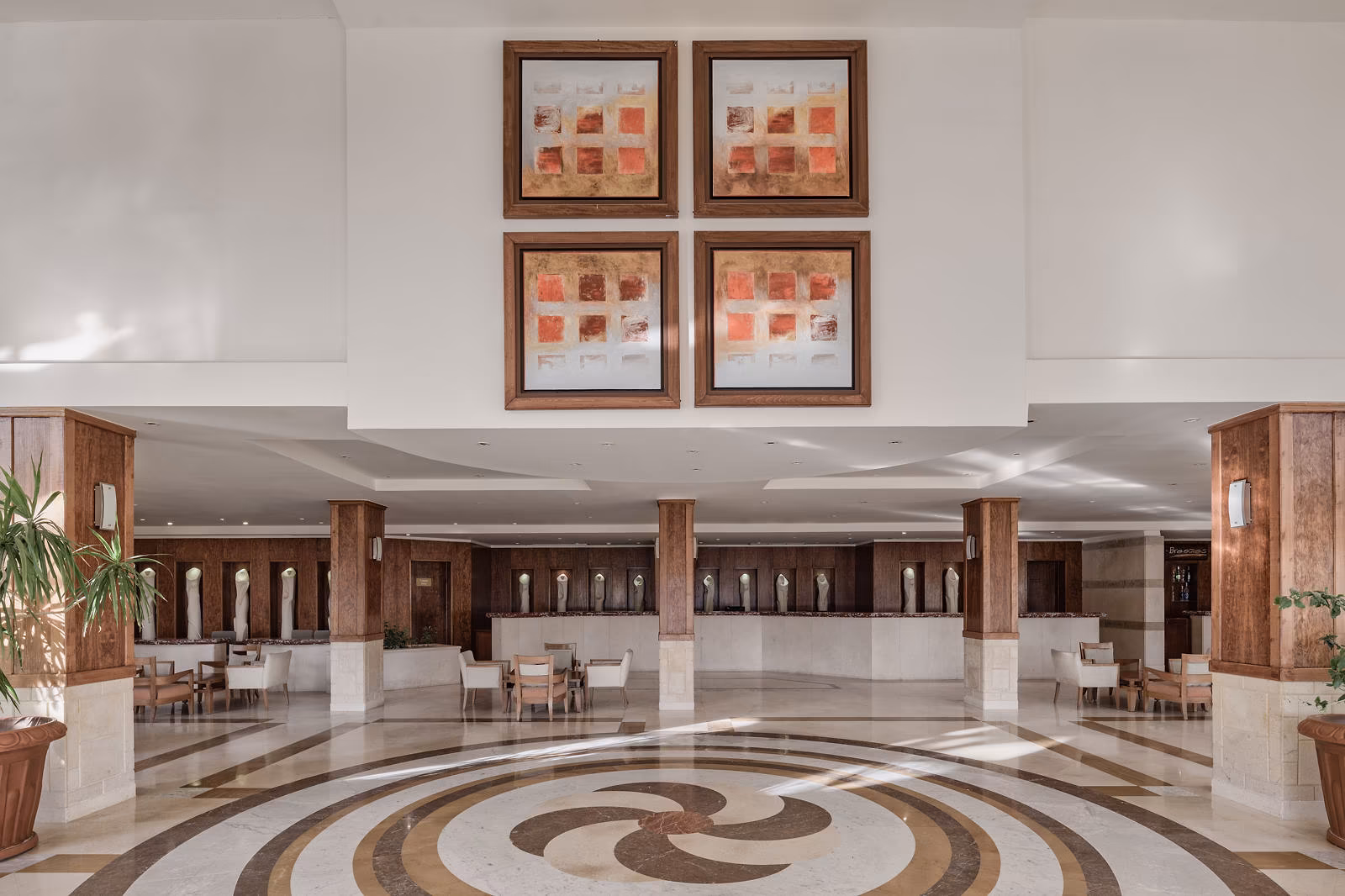 De receptie van Hotel Sindbad Club in Hurghada met marmeren vloer met rozetmotief