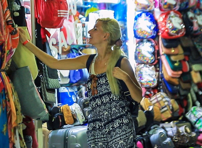 Winkelen tussen tassen en koffers in een winkel in Hurghada