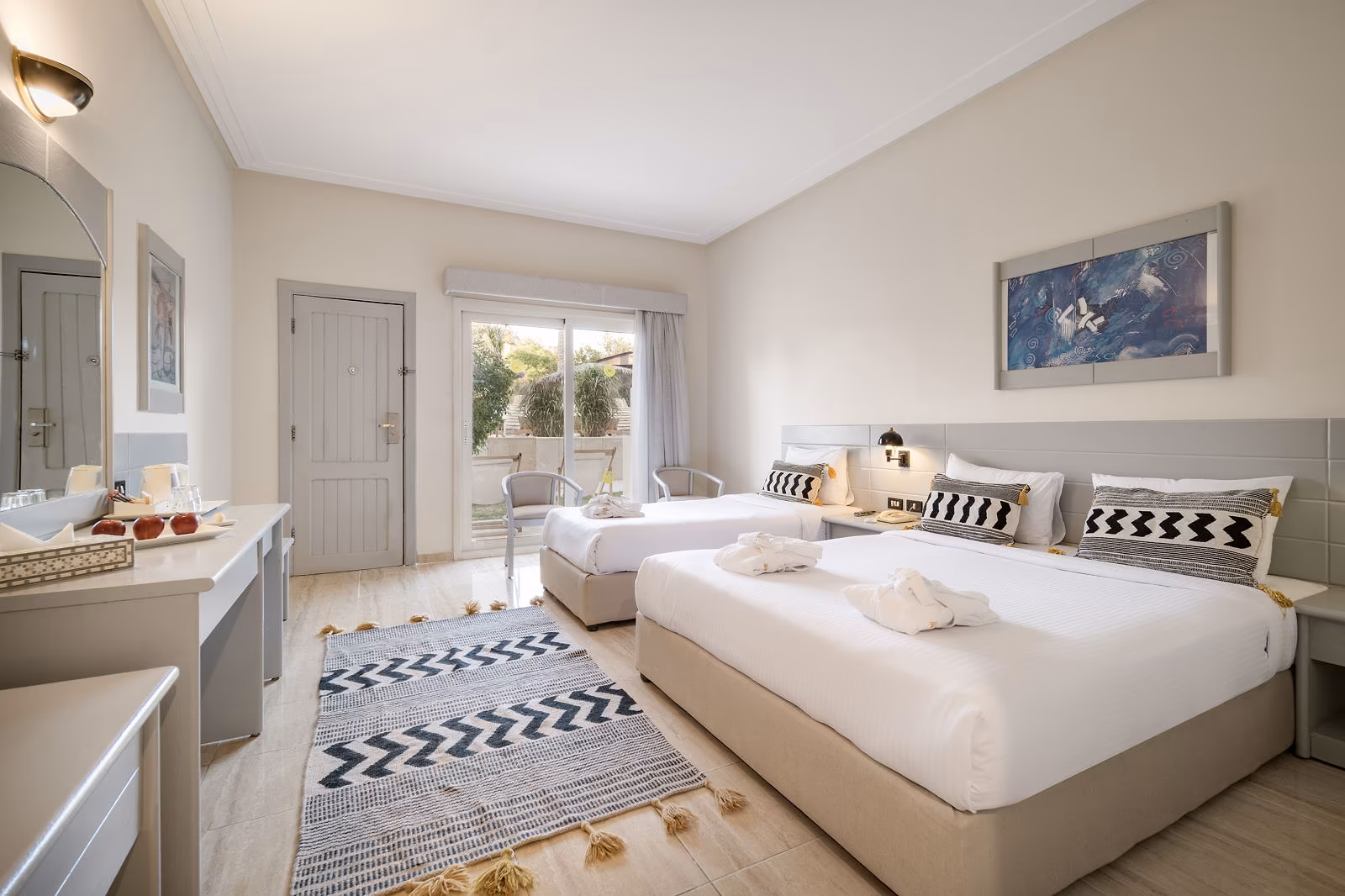Premium familiekamer met een tweepersoonsbed, een eenpersoonsbed en een deur naar het terras in Hotel Sindbad Club in Hurghada