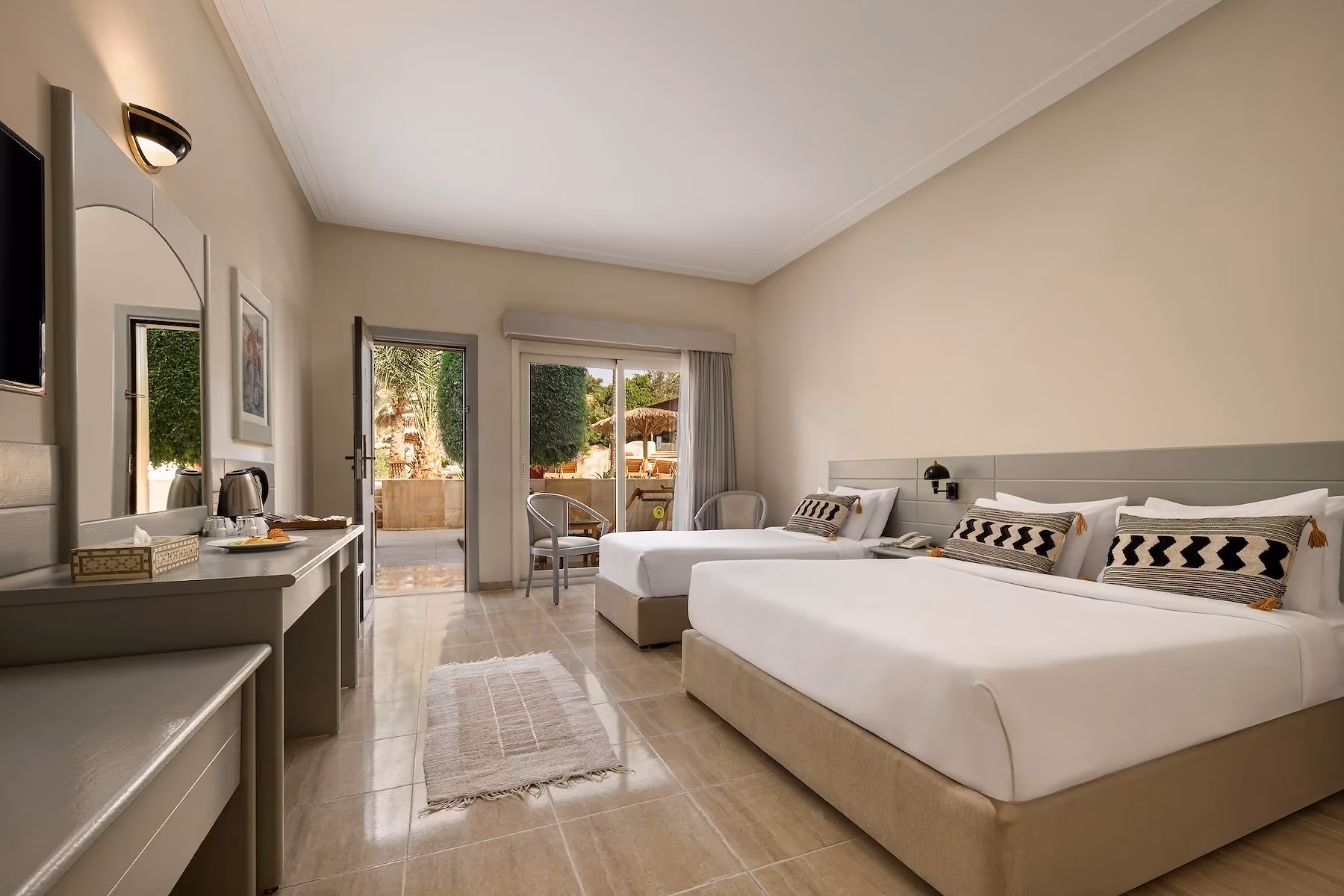 Premium familiekamer met tweepersoonsbed, eenpersoonsbed en een open deur naar het terras in Hotel Sindbad Club in Hurghada