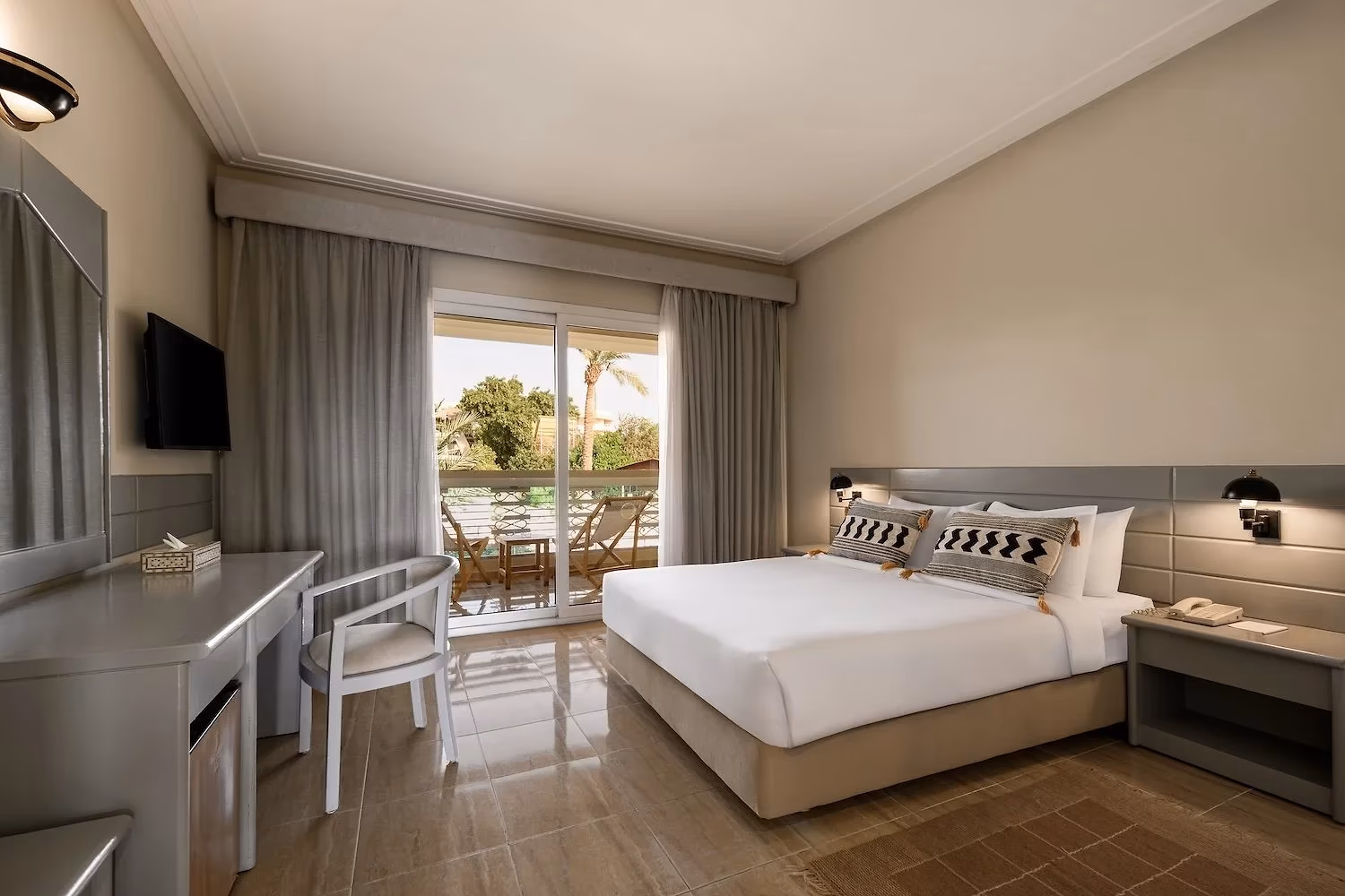 Hoofdslaapkamer van de Premium familiesuite met tweepersoonsbed en balkon in Hotel Sindbad Club in Hurghada