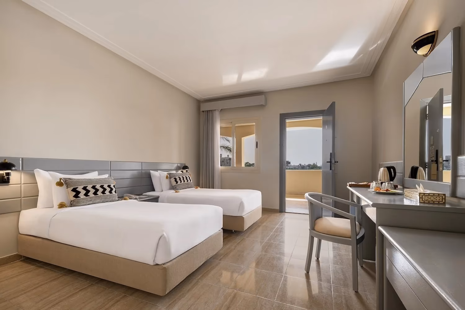 Kamer met twee eenpersoonsbedden en een deur naar het balkon in de Premium familiesuite van Hotel Sindbad Club in Hurghada