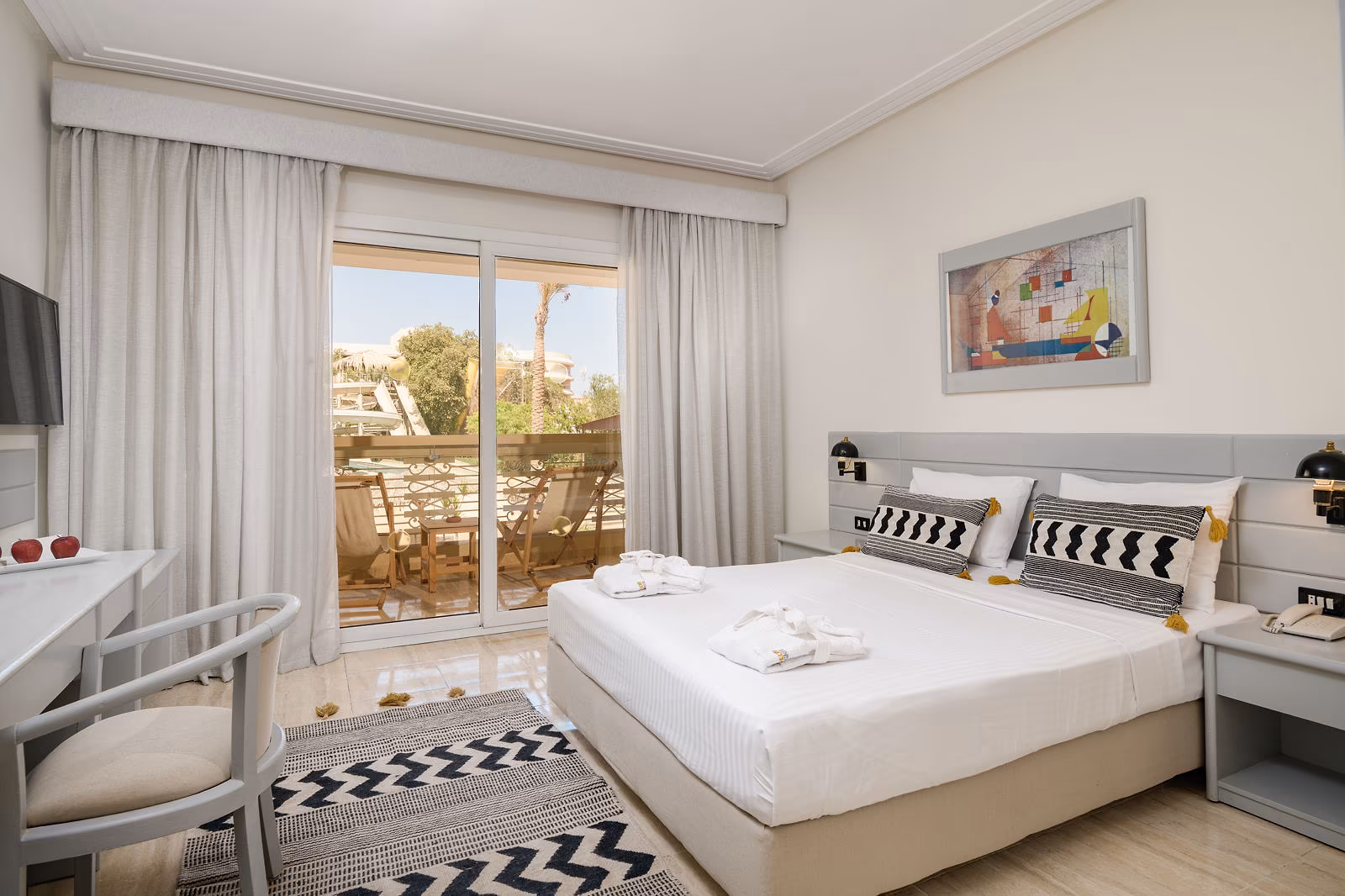 Kamer met kingsize bed en balkon met tuinzicht in de Premium familiesuite van Hotel Sindbad Club in Hurghada