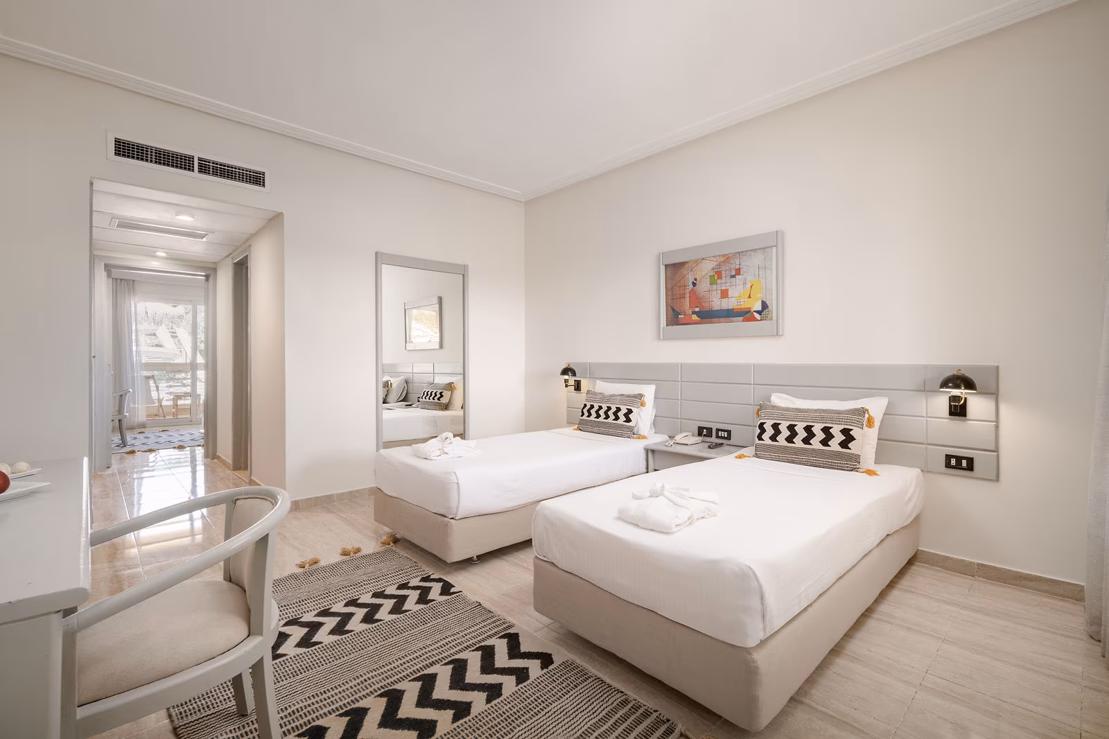 Tweede kamer van de Premium familiesuite met twee eenpersoonsbedden en een doorgang naar de andere kamer in Hotel Sindbad Club in Hurghada