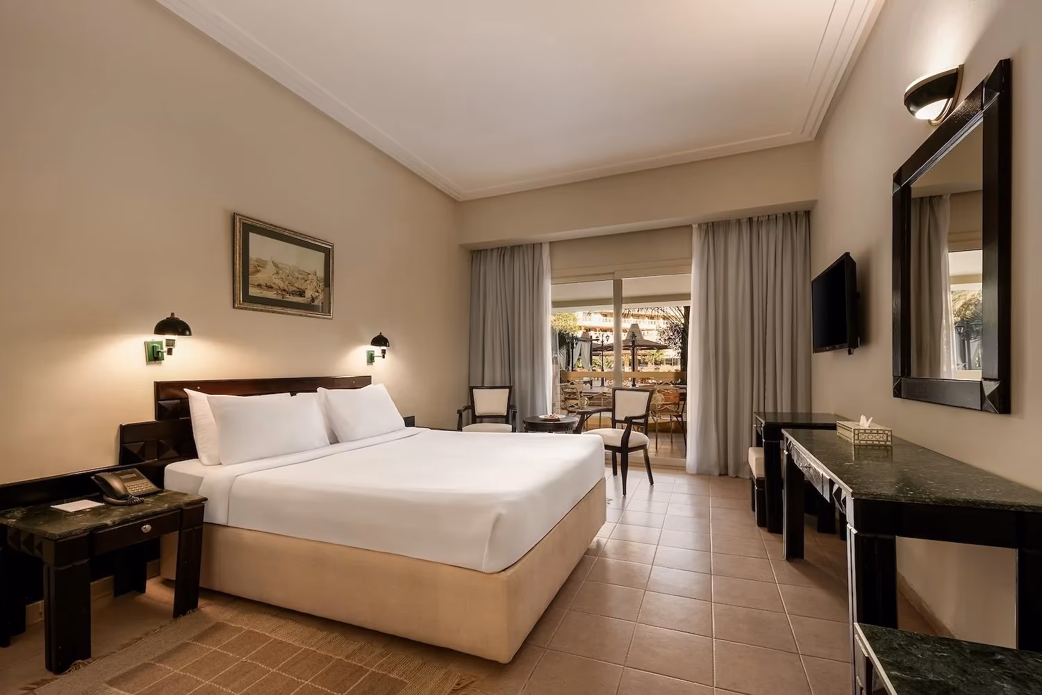 Premium kamer met tweepersoonsbed, donkerhouten meubels en een balkon in Hotel Sindbad Club in Hurghada