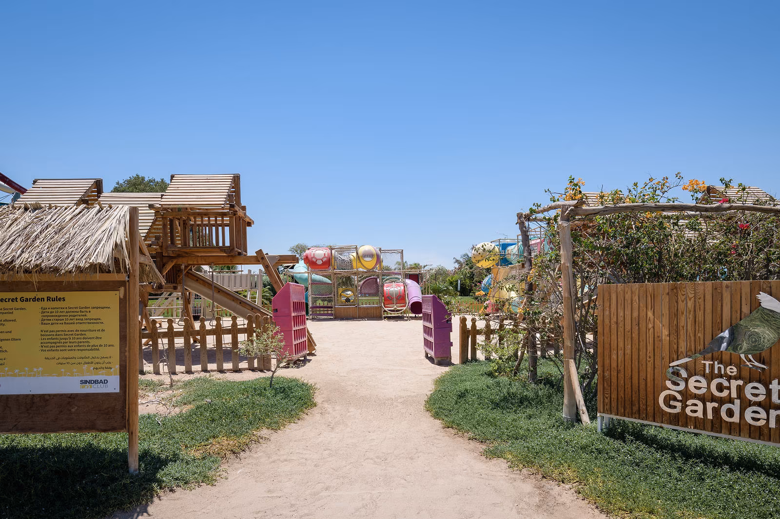 Ingang van The Secret Garden met speeltoestellen en een houten speelhuis bij Hotel Sindbad Club in Hurghada