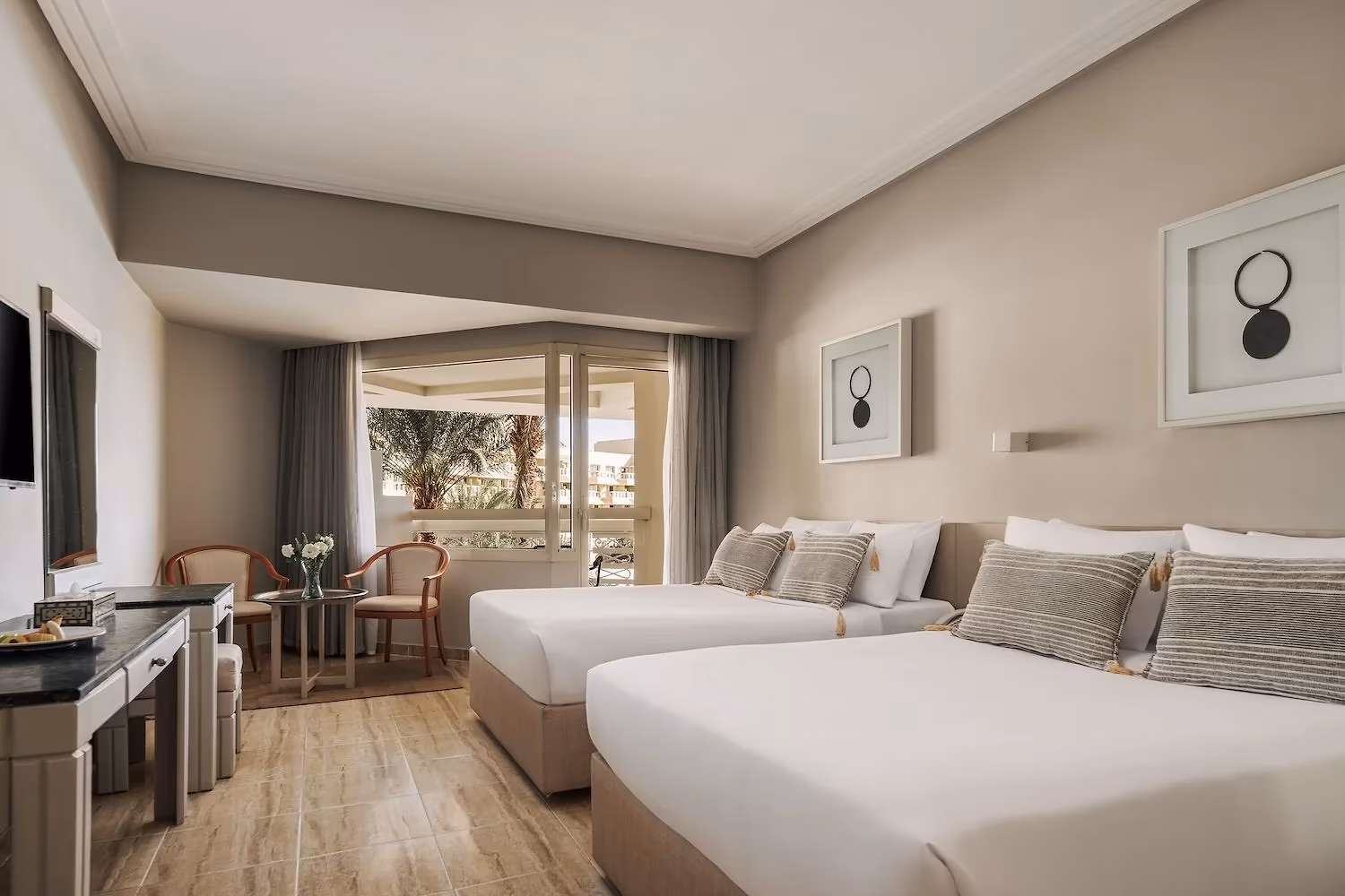 Superior familiekamer met twee tweepersoonsbedden en een zitje bij de balkondeur in Hotel Sindbad Club in Hurghada