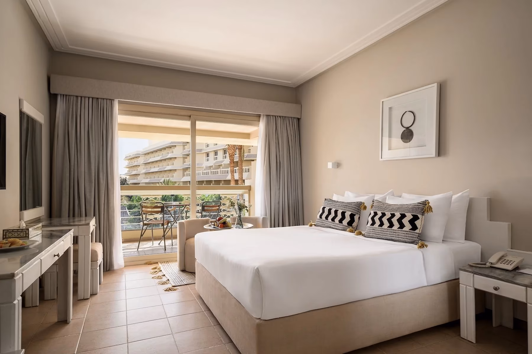 Kamer van de Superior familiesuite met kingsize bed en balkon met zicht op de hotelvleugel in Hotel Sindbad Club in Hurghada