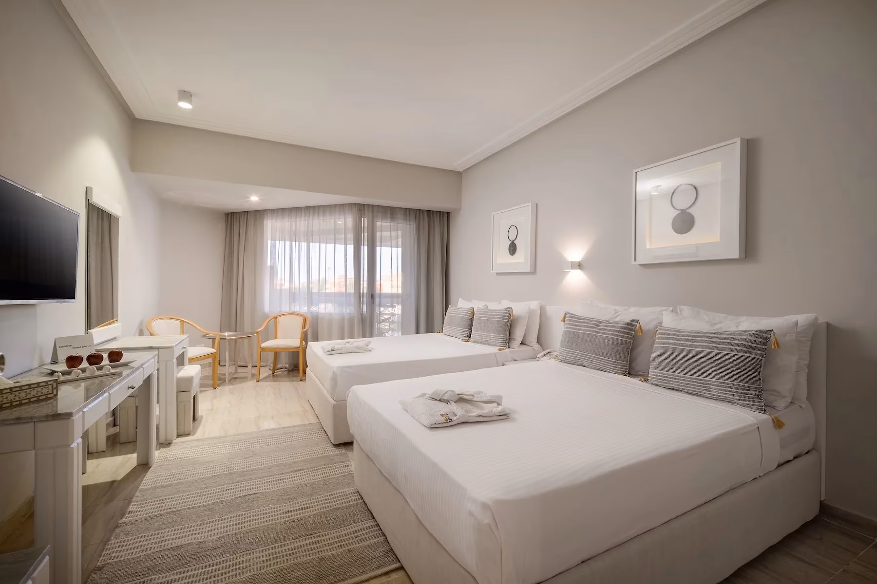 Tweede kamer van de Superior familiesuite met twee tweepersoonsbedden in Hotel Sindbad Club in Hurghada
