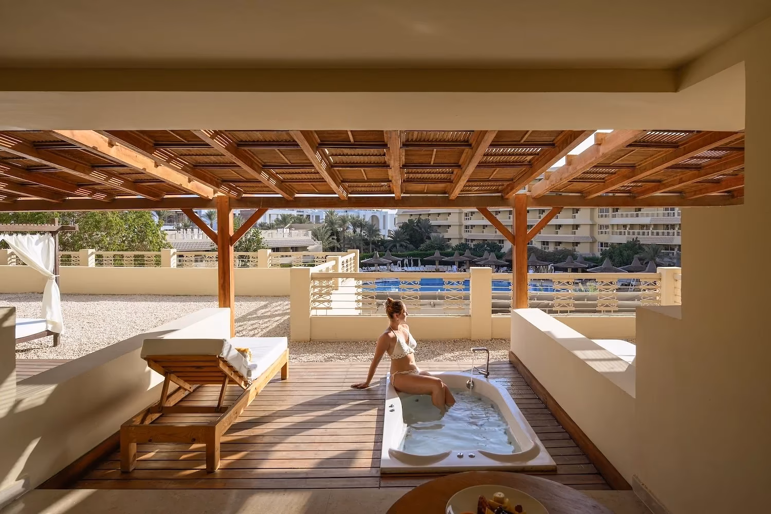 Overdekt terras met buitenjacuzzi en ligbed bij de wellnesskamer van Hotel Sindbad Club in Hurghada